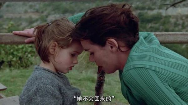 葬礼上表姐说妈妈去了天堂，表弟泼冷水又安慰，小女孩不愿接受妈妈离开的事实
