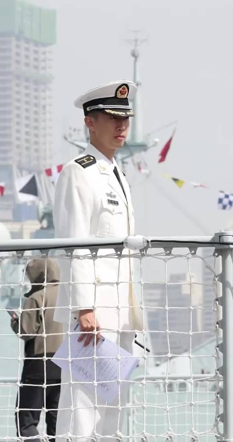 甲板上的海军小哥，这一身白衣太帅了