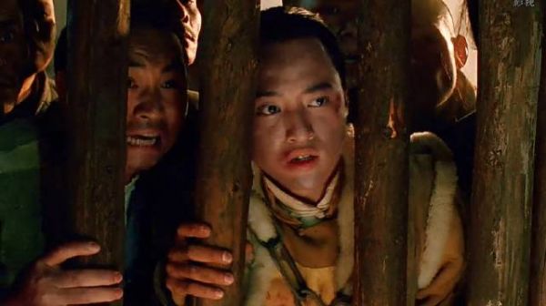 这不是武侠片，是恐怖片！红莲寺里机关重重、尸骨遍地，简直是人间炼狱