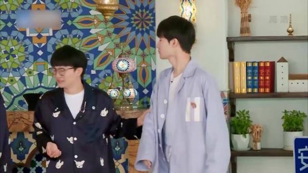 本以为baby白鹿素颜够绝，下秒赵露思突然出现，这才是真正美人