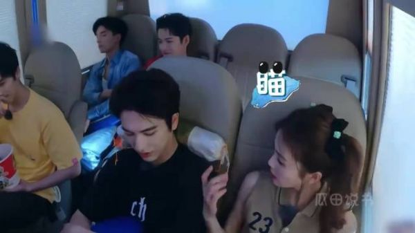 被白梦妍肆无忌惮的捉弄，张凌赫的无语直接写在脸上