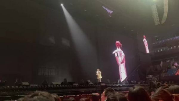徐良演唱会发鸡腿面包,宠粉方式实在又温暖