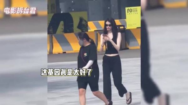 何穗带儿子在沙滩上玩耍，小Win手长脚长很活泼！