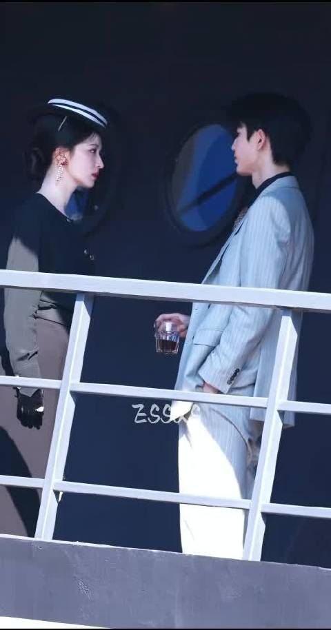 王楚然侧脸杀+张凌赫西装杀，轮船甲板上这波同框，民国偶像剧天花板没跑了！