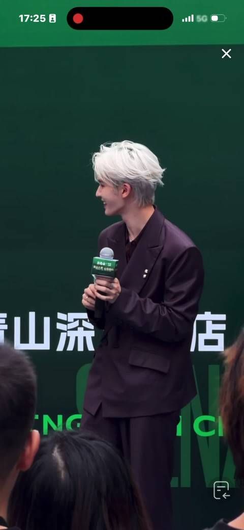 朱正廷尹俊同框线下活动,感觉他们很少出席活动了吧