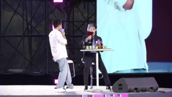 最后那个大酒杯一出来就很抢眼,于适举起来说像奖杯,大家都笑了,确实挺像