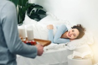 已婚女人老对你干这些事，就是情场老手，别急着跟她睡