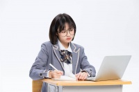 有老公的女人有这些默许行为，就是动真情了，你得主动避嫌