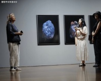 李英爱与好友观展：米白色裙子显素雅，淡妆出镜气质佳！