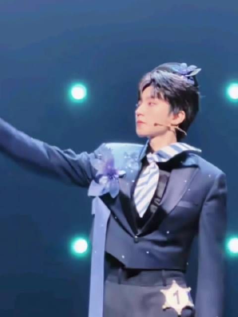 王俊凯演唱会退场鞠躬致谢,每次见面都真诚对待