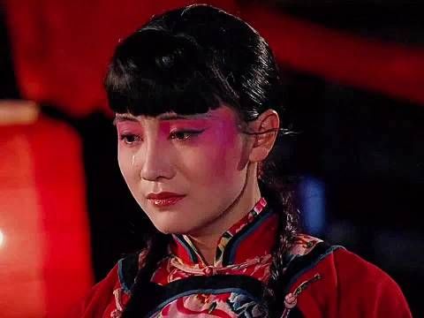 谋生的艰难,想独善其身是不可能的,鲜儿还是屈服了
