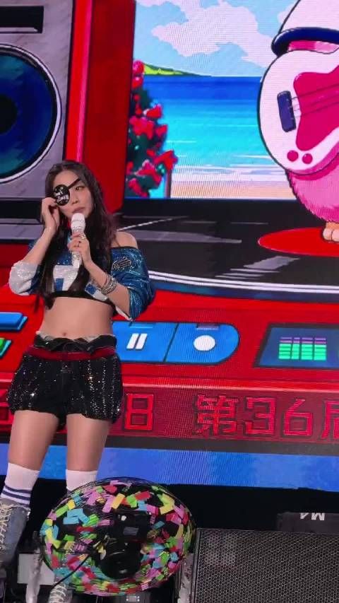 王霏霏感谢十年前的自己,从女团边缘到舞台女王
