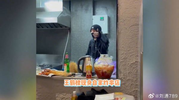 王鹤棣回老家过年,惨遭围堵寸步难行,亲切招呼粉丝吃好喝好 王鹤棣