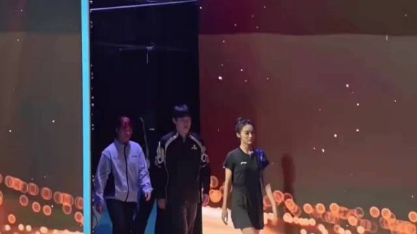 孙颖莎王楚钦颁奖仪式上频聊天,出场缓慢