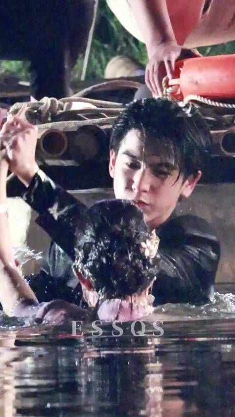 付辛博直播磕到张凌赫王楚然,湿身抱路透出圈