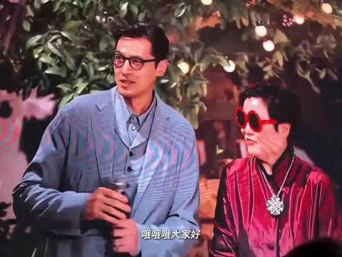 胡歌现身香港经纪人陈淑芬之子婚礼,递婚戒即兴互动