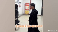 王宝强出席农民电影节，自称农民的儿子蹲下合影