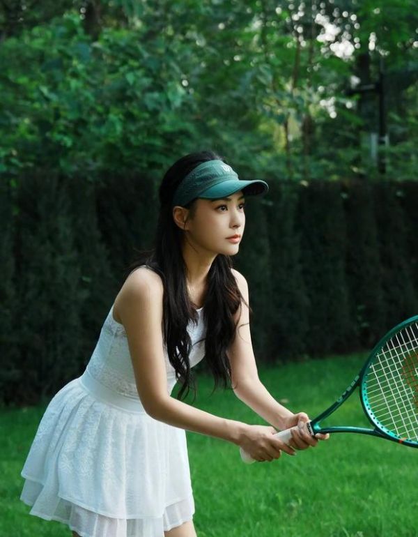 阿娇化身网球少女,元气满满。