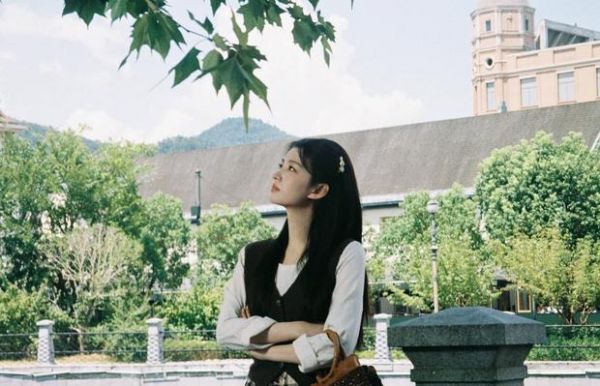 王楚然抬眸清新文艺。