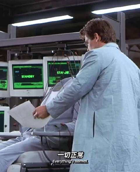 小孩被摘了墨镜的透明人吓了一跳