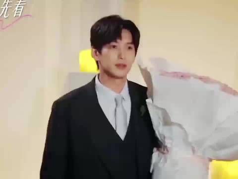 柳柳周佑凌预告穿正式抱玫瑰,被问是否要结婚