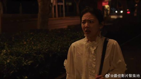 美女去酒吧唱歌,被混混惦记上,小伙霸气相救