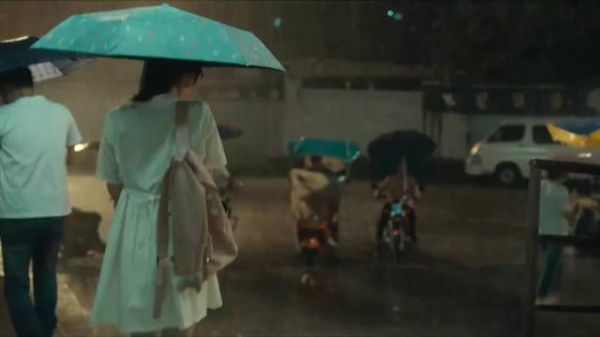 一个女孩走出车站,撑开伞融进雨里,殊不知几双罪恶的眼睛紧盯着她