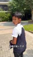 王皓12岁儿子小学毕业照曝光，回头瞬间与父亲一模一样