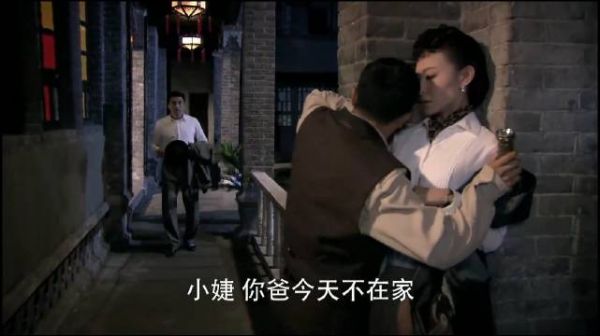 卧底为掩护女特务,假装和她暧昧,假妻子吃醋了