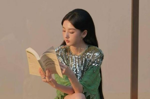宋祖儿温婉安静。