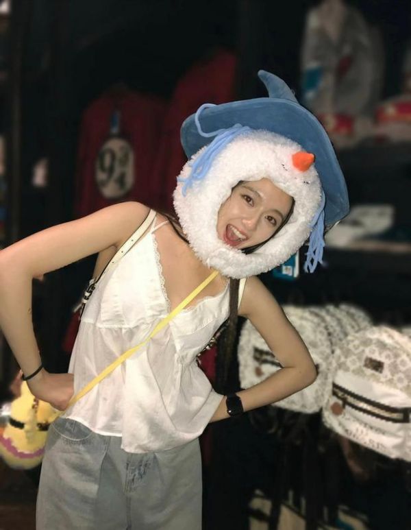 搜狐娱乐讯 近日,李兰迪晒出一组外出游玩照,她身穿简约白色吊带,戴可爱雪人毛绒帽,多款俏皮表情灵动鲜活,满是元气少女感。