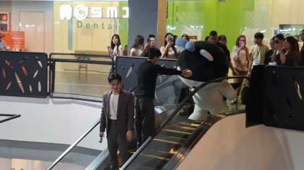 怕san摔跤 就背对扶梯接san 非常有爱的一家三口