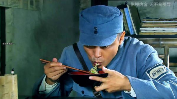 这司令有点东西,吃碗面的功夫就把内鬼揪出来了