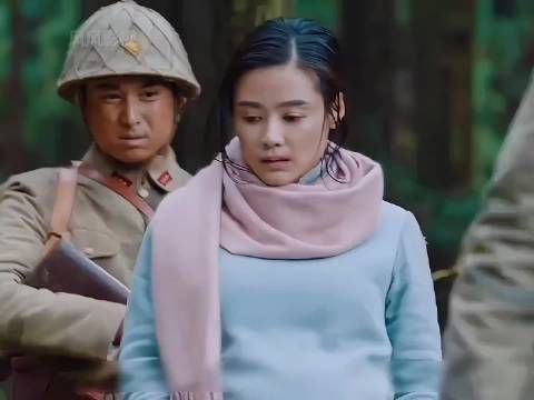 男人埋伏在草丛准备偷袭鬼子,竟因一个举动差点暴露身份太惊险了 !