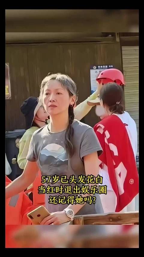 57岁吴倩莲满头白发,曾与刘德华主演天若有情后巅峰退圈
