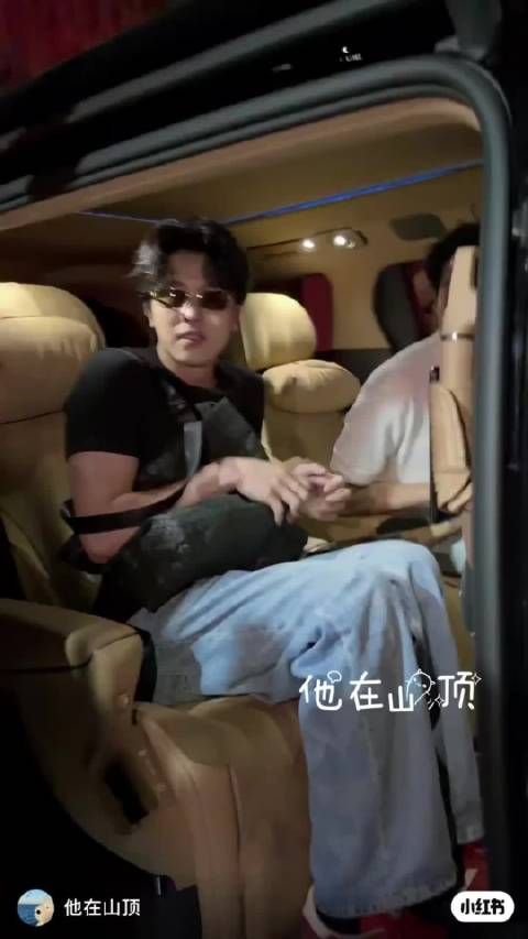 朴实男人和他的漂亮老婆下班了