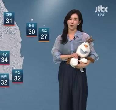 第一次看到拿着玩偶进行天气预报的 好可爱
