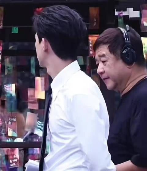 李现白色衬衫系领带这是在看文件还是读剧本呢这么认真