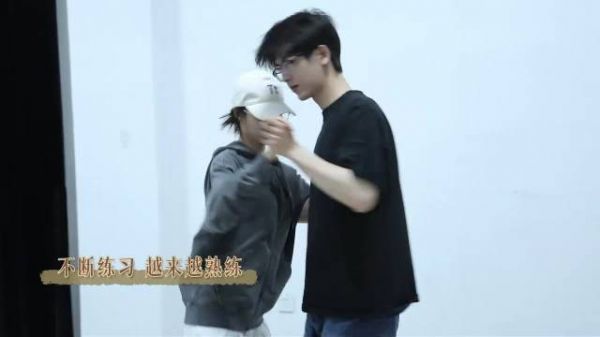 张凌赫王楚然双人舞练习室版