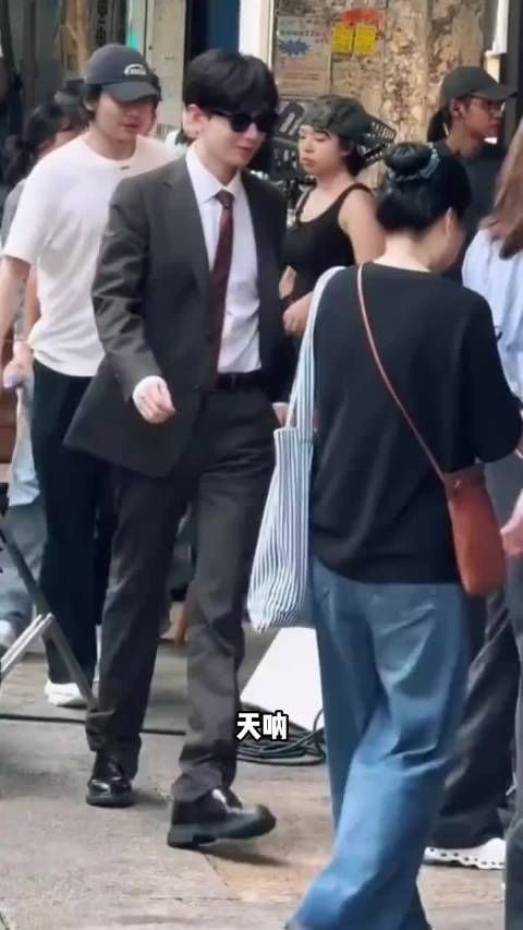 成毅帮袁咏仪掀门帘 一年级录制都是十年前了,现在同框好感慨啊