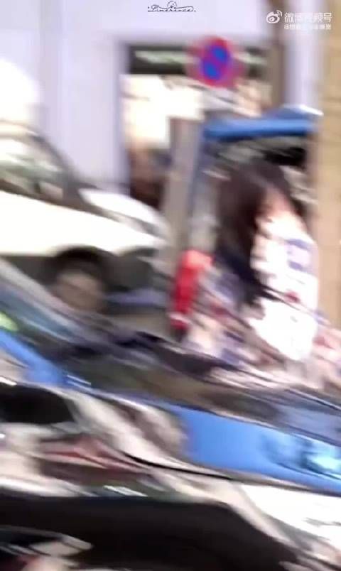 刘海的迪丽热巴真的好乖啊,让人眼前一亮,花花外套慵懒又高级