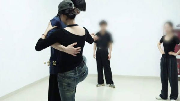 张凌赫王楚然素颜跳探戈,手忙脚乱练两天成功