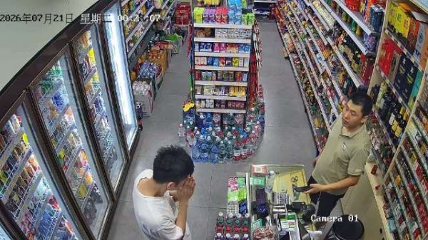 这个小伙子不知道怎么了