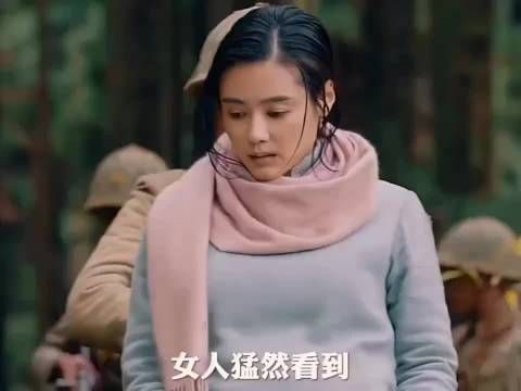 女人震惊地发现男友竟埋伏在草堆里