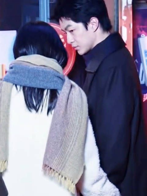 屈楚萧牵上陈都灵就开始笑 如果我也能牵嘟嘟估计也是屈楚萧这样儿吧