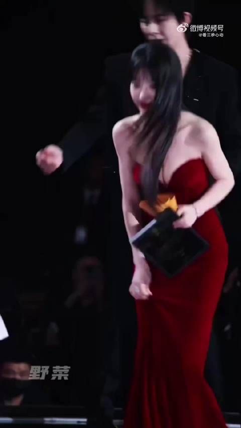 田曦薇 红色真的好出片