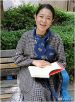 67岁“倪萍”瘦身后大变样！穿格纹连衣裙+丝巾，美得像换了个人