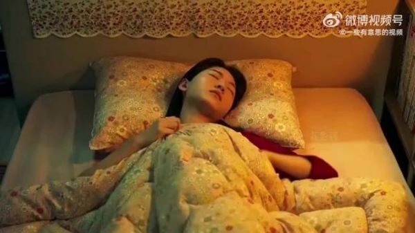 男子突然闯入女孩房间