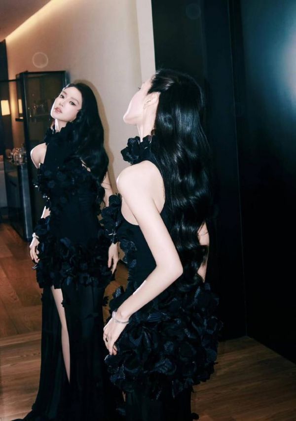杨颖成熟妩媚。