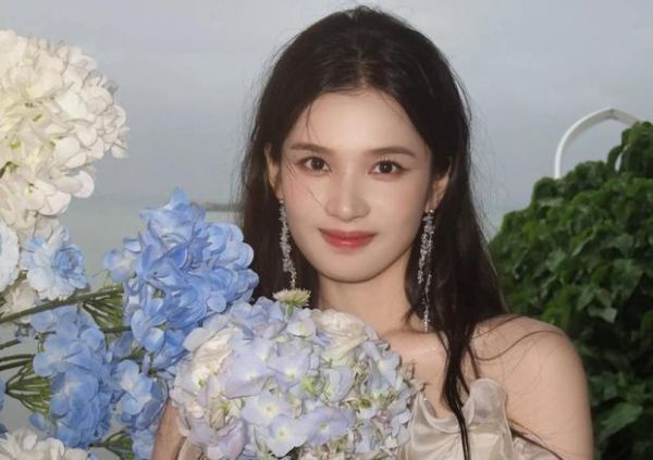 搜狐娱乐讯 7月21日,张婧仪晒出新剧《野狗骨头》的片场花絮照,手捧绣球花笑容甜美。